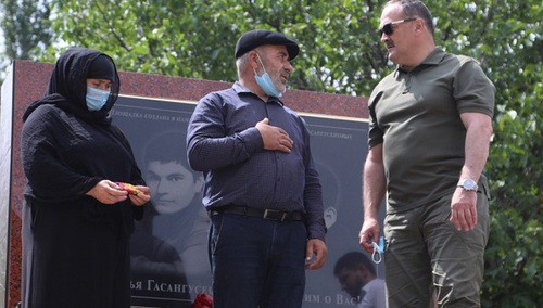Встреча супругов Гасангусейновых и Сергея Меликова. Фото: пресс-служба главы Дагестана (glava.e-dag.ru/novosti/v-centre-vnimaniya/sergej-melikov-navestil-murtazali-i-patimat-gasangusejnovykh-v-sele-goor-khindakh) Встреча супругов Гасангусейновых и Сергея Меликова. Фото: пресс-служба главы Дагестана (glava.e-dag.ru/novosti/v-centre-vnimaniya/sergej-melikov-navestil-murtazali-i-patimat-gasangusejnovykh-v-sele-goor-khindakh)