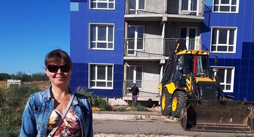 Дольщица Светлана Берда возле жилого комплекса "Адмиралтейский". Фото Светланы Берда для "Кавказского узла" Дольщица Светлана Берда возле жилого комплекса "Адмиралтейский". Фото Светланы Берда для "Кавказского узла"