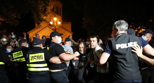 Задержание активистов во время беспорядков на акциях протеста против гей-парада в Тбилиси. 5 июля 2021 г. Фото: REUTERS/Irakli Gedenidze Задержание активистов во время беспорядков на акциях протеста против гей-парада в Тбилиси. 5 июля 2021 г. Фото: REUTERS/Irakli Gedenidze