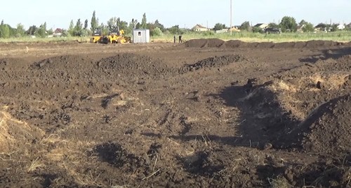 Работы на месте строительства дороги в Волго-Ахтубинской. Кадр видео https://www.youtube.com/watch?v=6Y2mPwHCcFs Работы на месте строительства дороги в Волго-Ахтубинской. Кадр видео https://www.youtube.com/watch?v=6Y2mPwHCcFs