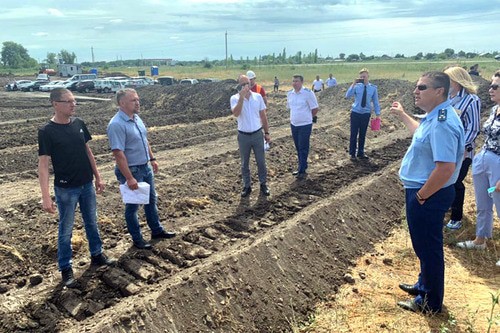 Природоохранный прокурор на месте строительства дороги в Волго-Ахтубинской пойме. Фото: Александр Осипов. Природоохранный прокурор на месте строительства дороги в Волго-Ахтубинской пойме. Фото: Александр Осипов.