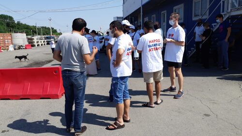 Участники схода наблюдают за демонтажом блоков при въезде на рынок "Атлант" в Аксайском районе Ростовской области. 24 июля 2021 года. Фото Вячеслава Прудникова для "Кавказского узла". Участники схода наблюдают за демонтажом блоков при въезде на рынок "Атлант" в Аксайском районе Ростовской области. 24 июля 2021 года. Фото Вячеслава Прудникова для "Кавказского узла".
