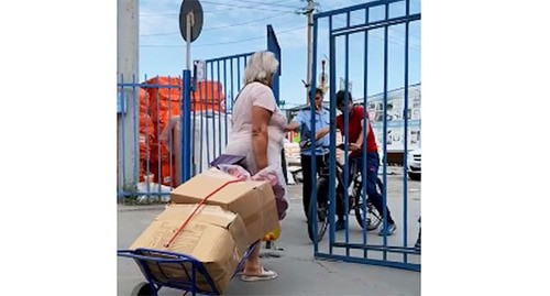 Силовики заблокировали ростовский рынок "Атлант". Скриншот видео https://www.1rnd.ru/news/3163178/nikogo-ne-puskaut-na-rynok-atlant-pribyl-omon Силовики заблокировали ростовский рынок "Атлант". Скриншот видео https://www.1rnd.ru/news/3163178/nikogo-ne-puskaut-na-rynok-atlant-pribyl-omon
