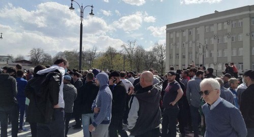 Участники митинга во Владикавказе. 20 апреля 2020 года. Фото Эммы Марзоевой для "Кавказского узла" Участники митинга во Владикавказе. 20 апреля 2020 года. Фото Эммы Марзоевой для "Кавказского узла"