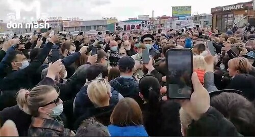 Возле рынка "Атланта" в Аксайском районе торговцы требуют открыть въезд, чтобы начать работать, 28 апреля 2021 года. Стопкадр из видео Telegram-канала «don mash». Возле рынка "Атланта" в Аксайском районе торговцы требуют открыть въезд, чтобы начать работать, 28 апреля 2021 года. Стопкадр из видео Telegram-канала «don mash».