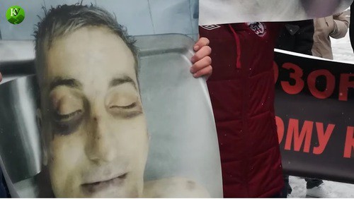 Фрагмент плаката с изображением следов пыток на лице Владимира Цкаева. Скриншот с видео "Кавказского узла" https://www.youtube.com/watch?v=1Fwh_EBWCo0 Фрагмент плаката с изображением следов пыток на лице Владимира Цкаева. Скриншот с видео "Кавказского узла" https://www.youtube.com/watch?v=1Fwh_EBWCo0