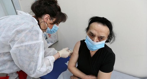 Вакцинация в госпитале Тбилиси. Фото REUTERS/Irakli Gedenidze Вакцинация в госпитале Тбилиси. Фото REUTERS/Irakli Gedenidze