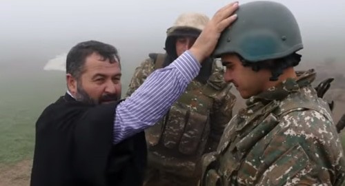 Священник благословляет армянских военнослужащий на передовой. Кадр видео
ВООРУЖЕННЫЕ СИЛЫ MEDIA https://www.youtube.com/watch?v=FGXc0hWqj5M&t=1s Священник благословляет армянских военнослужащий на передовой. Кадр видео
ВООРУЖЕННЫЕ СИЛЫ MEDIA https://www.youtube.com/watch?v=FGXc0hWqj5M&t=1s