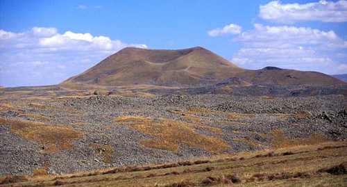 Лавовое поле вулкана Порак на границе Армении и Азербайджана. Фото Jim Luhr https://ru.wikipedia.org/wiki/Азербайджано-армянская_граница Лавовое поле вулкана Порак на границе Армении и Азербайджана. Фото Jim Luhr https://ru.wikipedia.org/wiki/Азербайджано-армянская_граница