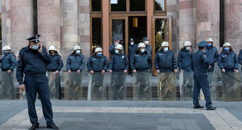 Сотрудники полиции возле здания парламента Армении. Фото: REUTERS/Artem Mikryukov Сотрудники полиции возле здания парламента Армении. Фото: REUTERS/Artem Mikryukov