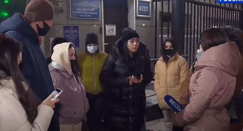 Пострадавшие вкладчики. Фото: стоп-кадр видео https://youtu.be/VayBl4u070U?t=915 Пострадавшие вкладчики. Фото: стоп-кадр видео https://youtu.be/VayBl4u070U?t=915
