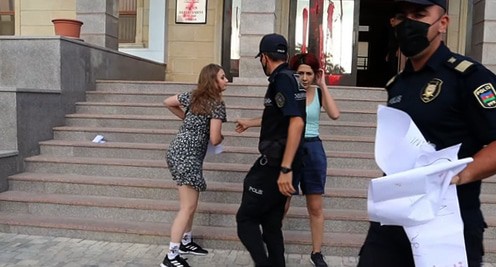 Полицейские отбирают плакаты у активисток. Баку, 4 августа 2021 года. Кадр видео Meydan TV www.youtube.com/watch?v=Sm9Wy_44uWs Полицейские отбирают плакаты у активисток. Баку, 4 августа 2021 года. Кадр видео Meydan TV www.youtube.com/watch?v=Sm9Wy_44uWs
