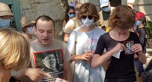 Активисты на акции недоверия обещанию властей вернуть экспонаты в музей после его реконструкции. Кадр видео Sputnik Georgia - все о Грузии https://www.youtube.com/watch?v=uyi14GFQSXQ&t=1s Активисты на акции недоверия обещанию властей вернуть экспонаты в музей после его реконструкции. Кадр видео Sputnik Georgia - все о Грузии https://www.youtube.com/watch?v=uyi14GFQSXQ&t=1s