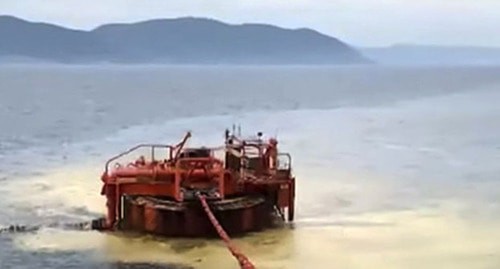 Устранение последствий разлива нефти в акватории Черного моря около Новороссийска. Скриншот видео из инстаграма руководителя Росприроднадзора Светланы Радионовой, instagram.com/_svetlana__radionova_/ Устранение последствий разлива нефти в акватории Черного моря около Новороссийска. Скриншот видео из инстаграма руководителя Росприроднадзора Светланы Радионовой, instagram.com/_svetlana__radionova_/