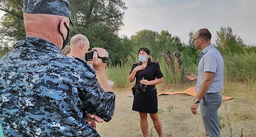 Участники палаточного городка в Волго-Ахтубинске общаются с сотрудниками полиции. Фото Татьяны Филимоновой для "Кавказского узла" Участники палаточного городка в Волго-Ахтубинске общаются с сотрудниками полиции. Фото Татьяны Филимоновой для "Кавказского узла"
