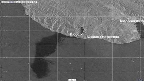 Нефтяной разлив в районе Новороссийска. Радиолокационное изображение получено 8 августа 2021 в 18:20 часов местного времени с помощью спутника Sentinel-1. Источник фото: Институт космических исследований Российской академии наук (ИКИ РАН) iki.cosmos.ru/news/neftyanoy-razliv-v-rayone-novorossiyska Нефтяной разлив в районе Новороссийска. Радиолокационное изображение получено 8 августа 2021 в 18:20 часов местного времени с помощью спутника Sentinel-1. Источник фото: Институт космических исследований Российской академии наук (ИКИ РАН) iki.cosmos.ru/news/neftyanoy-razliv-v-rayone-novorossiyska