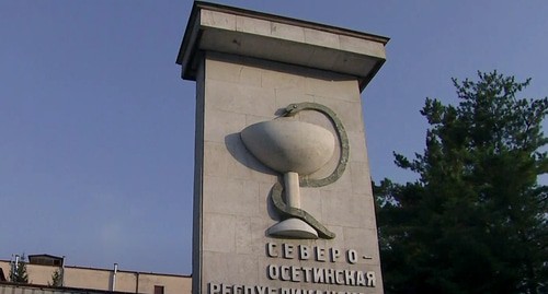 Стелла при въезде в  Республиканскую клиническую больницу скорой медицинской помощи во Владикавказе. Кадр видео 
iRYSTON TV https://www.youtube.com/watch?v=OHTSBp8MnlU