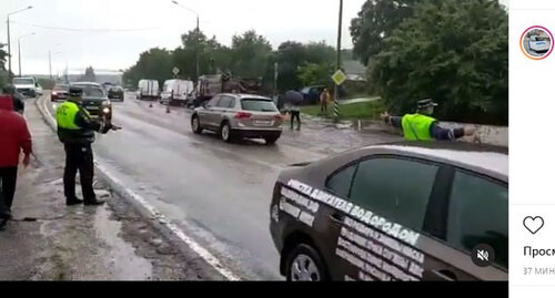 Сотрудники ГИБДД регулируют движение на трассе Новороссийск - Керчь. Кадр видео пресс-службы УГИБДД по Новороссийску https://www.instagram.com/p/CSmN0vVFTpY/ Сотрудники ГИБДД регулируют движение на трассе Новороссийск - Керчь. Кадр видео пресс-службы УГИБДД по Новороссийску https://www.instagram.com/p/CSmN0vVFTpY/