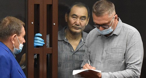 Михаил Музраев (в центре) общается с адвокатами в зале суда, 16 августа 2021 года. Фото Константина Волгина для "Кавказского узла" Михаил Музраев (в центре) общается с адвокатами в зале суда, 16 августа 2021 года. Фото Константина Волгина для "Кавказского узла"