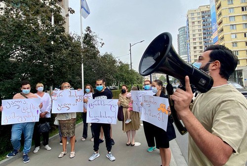 Активисты на акции протеста в Тбилиси против запрета на работу общественного транспорта. Фото: страница движения "Анна Долидзе – для народа" в Facebook. https://www.facebook.com/Khalkhistvis/photos/pcb.359580098969497/359579258969581/ Активисты на акции протеста в Тбилиси против запрета на работу общественного транспорта. Фото: страница движения "Анна Долидзе – для народа" в Facebook. https://www.facebook.com/Khalkhistvis/photos/pcb.359580098969497/359579258969581/