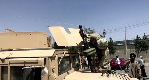 Боец Талибана на крыше бронетранспортера заряжает пушку возле аэропорта в Кабуле, Афганистан, 16 августа 2021 г. Фото: REUTERS TV/via Боец Талибана на крыше бронетранспортера заряжает пушку возле аэропорта в Кабуле, Афганистан, 16 августа 2021 г. Фото: REUTERS TV/via