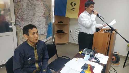 Батыр Боромангнаев (стоит) и Валерий Бадмаев (в национальном костюме) на Съезде ойрат-калмыцкого народа. Элиста, 29 мая. Фото Бадмы Бюрчиева для "Кавказского узла" Батыр Боромангнаев (стоит) и Валерий Бадмаев (в национальном костюме) на Съезде ойрат-калмыцкого народа. Элиста, 29 мая. Фото Бадмы Бюрчиева для "Кавказского узла"