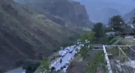 Скопление машин на въезде в село Агвали. Стоп-кадр видео "Кавказского узла" https://t.me/cknot/12249 Скопление машин на въезде в село Агвали. Стоп-кадр видео "Кавказского узла" https://t.me/cknot/12249