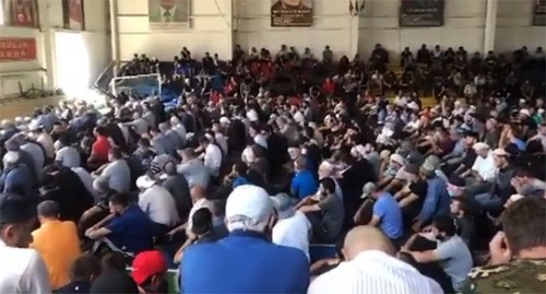 Пятничный намаз прошел не в мечети, а в спортзале. Скриншот видео https://www.instagram.com/p/CSywLL4giWi/c/18179670229192621/ Пятничный намаз прошел не в мечети, а в спортзале. Скриншот видео https://www.instagram.com/p/CSywLL4giWi/c/18179670229192621/