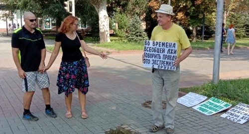 Одиночный пикет Владимира Тельпука привлек внимание прохожих. Волгоград, 22 августа 2021 года. Фото Вячеслава Ященко для "Кавказского узла". Одиночный пикет Владимира Тельпука привлек внимание прохожих. Волгоград, 22 августа 2021 года. Фото Вячеслава Ященко для "Кавказского узла".