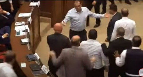 Потасовка депутатов правящей фракции и оппозиции в парламенте Армении. Скриншот видео https://news.am/rus/news/659775.html Потасовка депутатов правящей фракции и оппозиции в парламенте Армении. Скриншот видео https://news.am/rus/news/659775.html