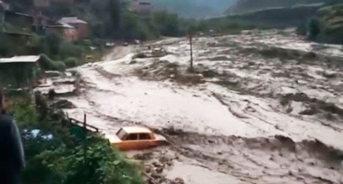 Селевой поток в Гунибском районе Дагестана. Скриншот видео МЧС Дагестана Селевой поток в Гунибском районе Дагестана. Скриншот видео МЧС Дагестана