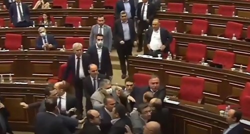 Драка в парламенте Армении . Кадр видео
Газета ТВ https://www.youtube.com/watch?v=y2y4-SidL5s Драка в парламенте Армении . Кадр видео
Газета ТВ https://www.youtube.com/watch?v=y2y4-SidL5s