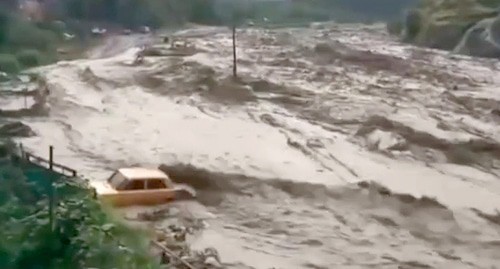 Сход селя в Левашинском районе Дагестана. Кадр видео пресс-службы республиканского управления МЧС. Сход селя в Левашинском районе Дагестана. Кадр видео пресс-службы республиканского управления МЧС.