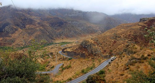Дорога Горис-Капан. Фото: Юлиан Нича - https://commons.wikimedia.org/wiki/Category:M2_highway_(Armenia) Дорога Горис-Капан. Фото: Юлиан Нича - https://commons.wikimedia.org/wiki/Category:M2_highway_(Armenia)