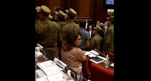 Акция протеста журналистов в парламенте Армении. Кадр видео со страницы Гехама Манукна https://www.facebook.com/aregnaz.manukyan/videos/240065518121089/ Акция протеста журналистов в парламенте Армении. Кадр видео со страницы Гехама Манукна https://www.facebook.com/aregnaz.manukyan/videos/240065518121089/