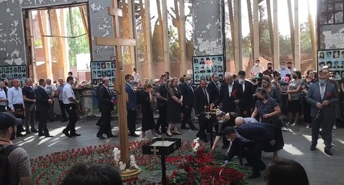 Возложение цветов в Бесланской школе, захваченной 17 лет назад террористами. Кадр видео 
News Time https://www.youtube.com/watch?v=8d3og_2uhis