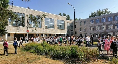 Сбор на линейку в волгоградском лицее, 1 сентября 2021 года. Фото Татьяны Филимоновой для "Кавказского узла". Сбор на линейку в волгоградском лицее, 1 сентября 2021 года. Фото Татьяны Филимоновой для "Кавказского узла".