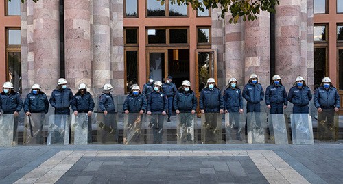 Сотрудники полиции возле здания правительства Армении. Фото: REUTERS/Артем Микрюков Сотрудники полиции возле здания правительства Армении. Фото: REUTERS/Артем Микрюков