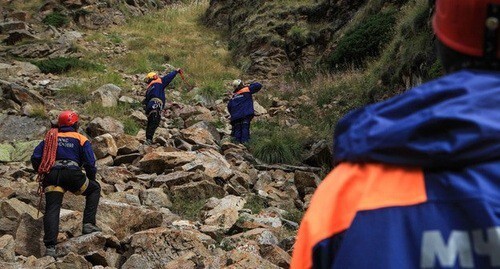 Поисково-спасательные работы в горах. Фото: ГУ МЧС по КБР https://07.mchs.gov.ru/deyatelnost/press-centr/operativnaya-informaciya/4270689#group=group-1&photo=0 Поисково-спасательные работы в горах. Фото: ГУ МЧС по КБР https://07.mchs.gov.ru/deyatelnost/press-centr/operativnaya-informaciya/4270689#group=group-1&photo=0