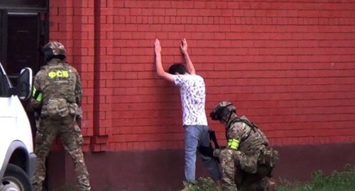 Сотрудники ФСБ во время задержания. Фото: пресс-служба Следком РФ по РИ https://ingushetia.sledcom.ru Сотрудники ФСБ во время задержания. Фото: пресс-служба Следком РФ по РИ https://ingushetia.sledcom.ru