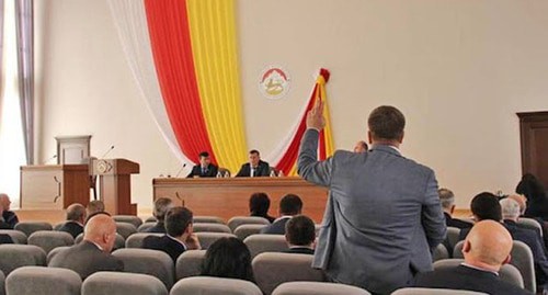 Заседание парламента Южной Осетии. Фото: официальный сайт http://www.parliamentrso.org Заседание парламента Южной Осетии. Фото: официальный сайт http://www.parliamentrso.org