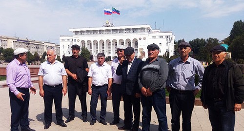 Депутаты села Урма Левашинского района на фоне здания правительства в Махачкале. 13 сентября 2021год. Фото Расула Магомедова для "Кавказского узла"
Депутаты села Урма Левашинского района на фоне здания правительства в Махачкале. 13 сентября 2021год. Фото Расула Магомедова для "Кавказского узла"