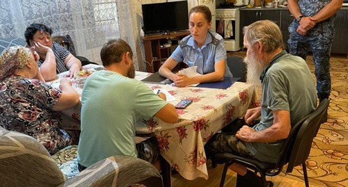 Приставы предъявляют семье Дрофичевых исполнительные документы о выселении на улицу. Фото Светланы Кравченко для "Кавказского узла" Приставы предъявляют семье Дрофичевых исполнительные документы о выселении на улицу. Фото Светланы Кравченко для "Кавказского узла"