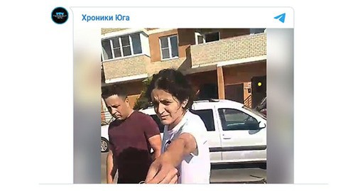 Полицейские задержали Алипат Султанбегову. 17 сентября 2021 г. Скриншот видео https://t.me/south_chronicles/10882 Полицейские задержали Алипат Султанбегову. 17 сентября 2021 г. Скриншот видео https://t.me/south_chronicles/10882