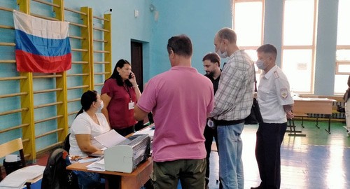 кандидаты в депутаты выясняют у председателя УИК-318, почему не опечатан журнал избирателей 17.09.2021. Фото Алены Садовской для "Кавказского узла" кандидаты в депутаты выясняют у председателя УИК-318, почему не опечатан журнал избирателей 17.09.2021. Фото Алены Садовской для "Кавказского узла"