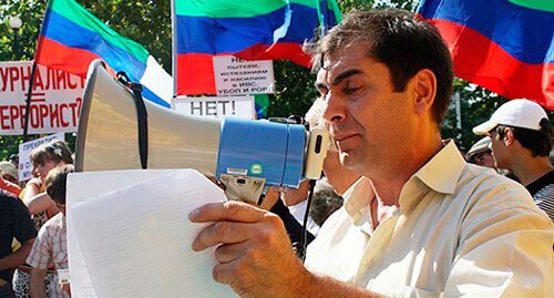 Хаджимурад Камалов на митинге против произвола силовиков. Махачкала, 2008 год. Фото: http://www.chernovik.net Хаджимурад Камалов на митинге против произвола силовиков. Махачкала, 2008 год. Фото: http://www.chernovik.net