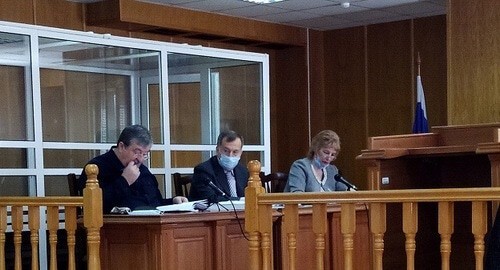 Валерий Карданов (в центре) с адвокатами Алауди Мусаевым и Натальей Харченко. Фото Людмилы Маратовой для "Кавказского узла" Валерий Карданов (в центре) с адвокатами Алауди Мусаевым и Натальей Харченко. Фото Людмилы Маратовой для "Кавказского узла"