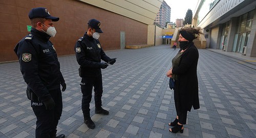 Сотрудники полиции проверяют документы. Фото: REUTERS/Aziz Karimov Сотрудники полиции проверяют документы. Фото: REUTERS/Aziz Karimov