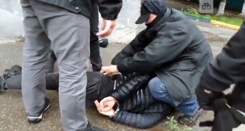 Задержание жителя Кабардино-Балкарии, который готовил теракт против правоохранителей в Черкесске. Кадр видео https://www.ntv.ru/novosti/2613542/ Задержание жителя Кабардино-Балкарии, который готовил теракт против правоохранителей в Черкесске. Кадр видео https://www.ntv.ru/novosti/2613542/