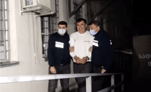 Саакашвили препровождают в Руставскую тюрьму. 1 октября 2021 года. Стоп-кадр МВД Грузии https://www.facebook.com/watch/?ref=external&v=1490796041293652 Саакашвили препровождают в Руставскую тюрьму. 1 октября 2021 года. Стоп-кадр МВД Грузии https://www.facebook.com/watch/?ref=external&v=1490796041293652